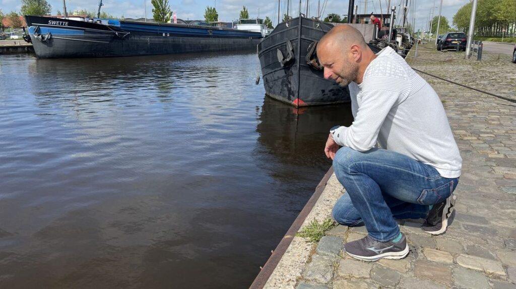 stefan van der pal terug bij de finishplaats van zijn zwemtocht© omrop fryslân