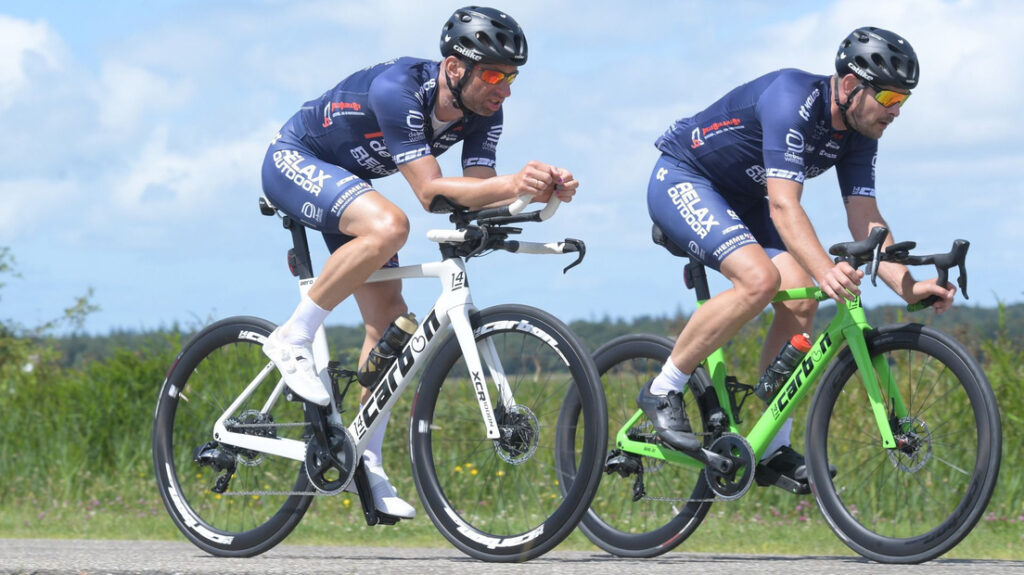 Zwemmen, fietsen, hardlopen: Stefan van der Pal heeft Elfstedentriatlon volbracht van der pal op de fiets @ martin de jong